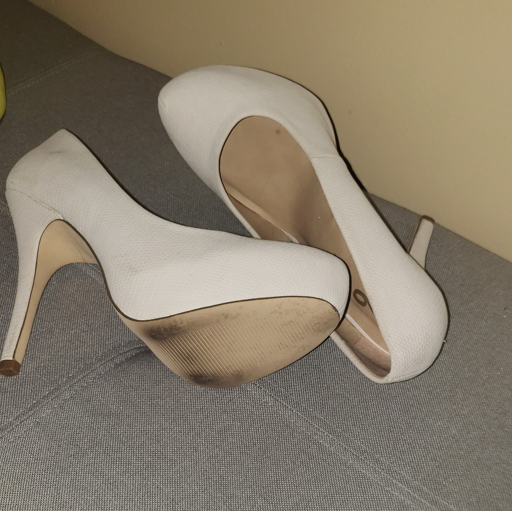 White pumps - Picture 3 of 3